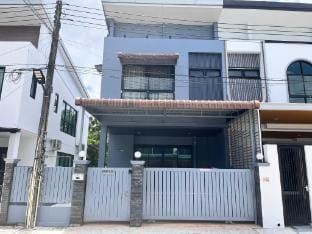 BAANRAO (ทาวน์เฮาส์2ห้องนอน3ห้องน้ำ) Apartment in Kathu