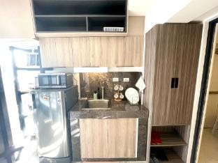1633: 2 Balconies facing TAAL Lake+6 Beds+WIFI Apartment in Tagaytay