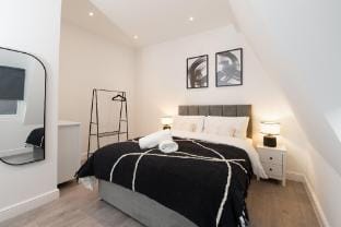 Woodside Park 3 Bedroom and 2 Bathroom Apt. B Apartment in London