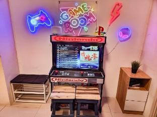 Gaming 2br in Makati w/ City View Arcade Netflix Apartment in Makati