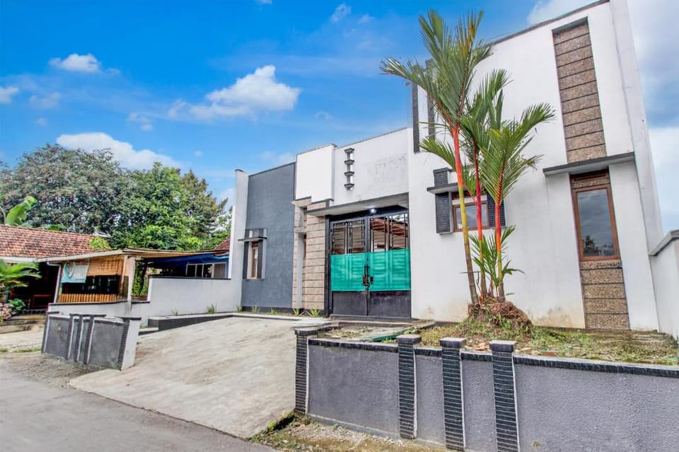 Hotel O Purwokerto Near Alun Alun Purwokerto Formerly Guest House Rania Hotel in Indonesia
