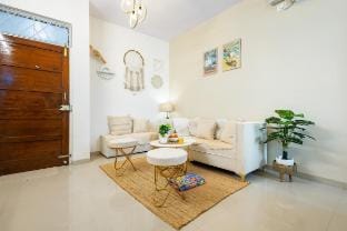 Little Havana 1BR Apt White Cove by Earthyrooms Vacation rental in Candolim