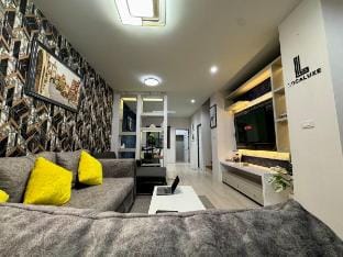 LocaLuxe(4min Floating Market, Free Parking, Wifi) Vacation rental in Thailand