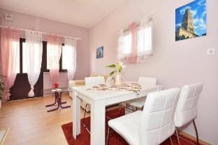 Apartment La-Le-100m from new beach Apartment in Podstrana
