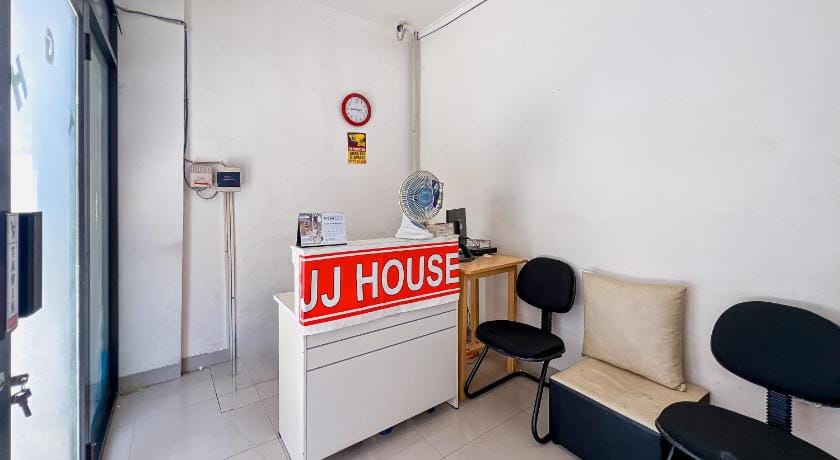 JJ House Mitra RedDoorz Hotel in Jakarta