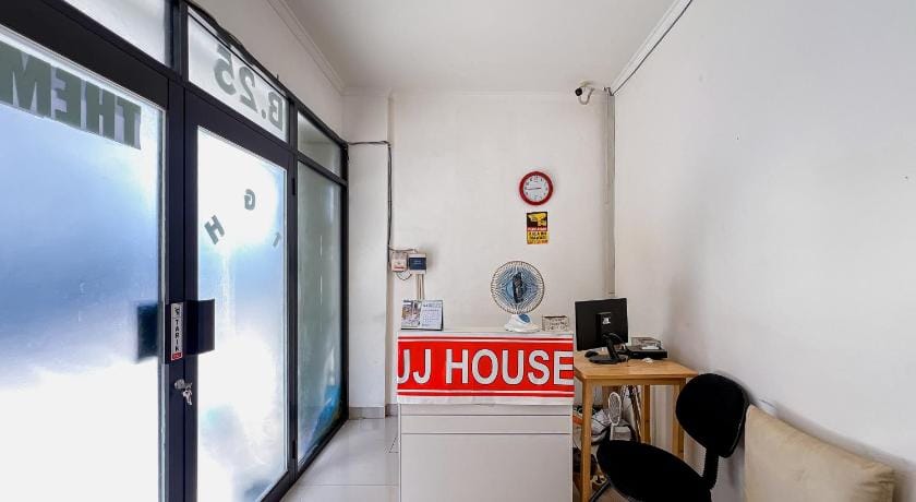 JJ House Mitra RedDoorz Hotel in Jakarta