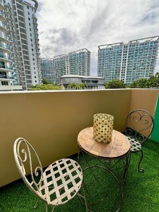 Beachview Apartment in Parañaque-Azure Apartment in Paranaque