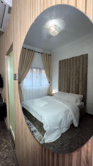 TechSphere Apartment: 10 Mins Drive to Airport Apartment in Lagos