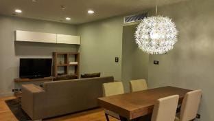 Luxury&Cozy 2BR DowntownWalk2BTS GigabyteWI-FI Apartment in Bangkok