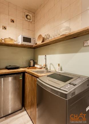 SunnyBalcony5*HomestayCHAT*TrainStreet Apartment in Hanoi