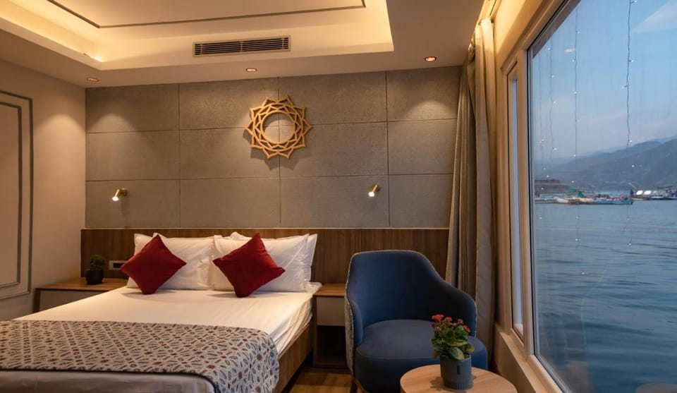 Divine Lake Cruise Hotel in Uttarakhand
