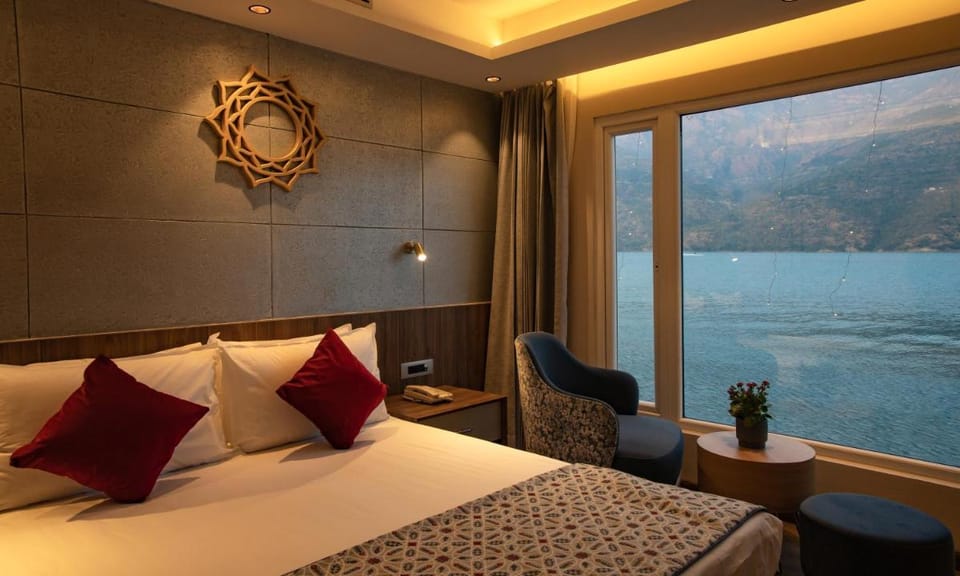 Divine Lake Cruise Hotel in Uttarakhand