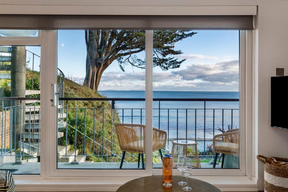 Beach Retreat - Sea Views Parking Beach Access Apartment in Saundersfoot