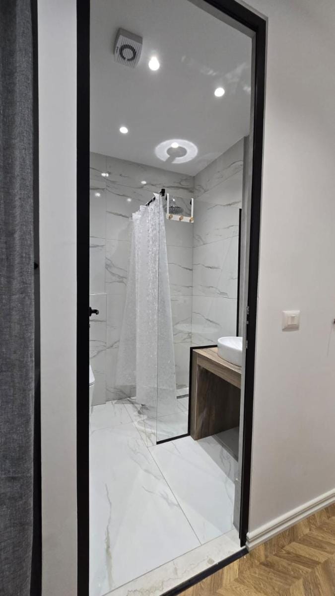 Tirent Apartment-Modern Bedrooms Stay Near Liqeni i Thatë Apartment in Tirana