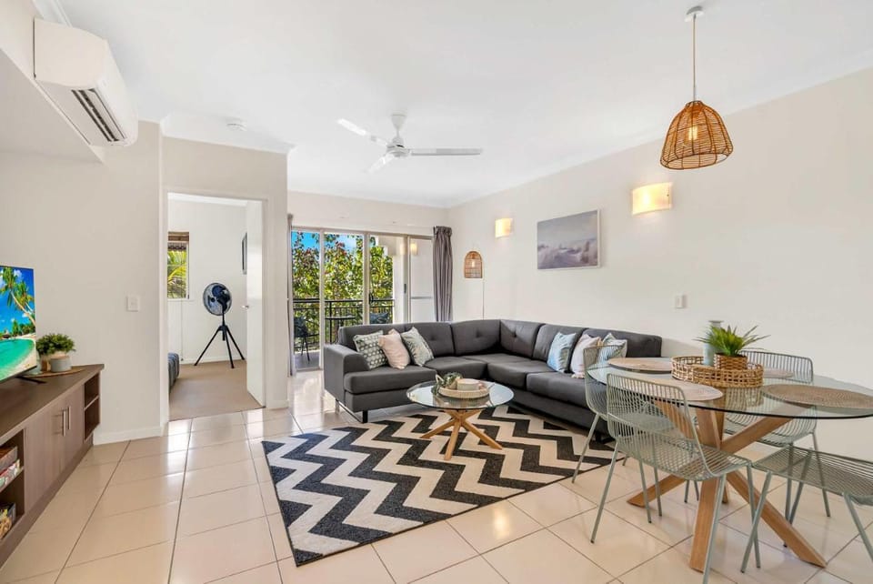 Palm View- 9 Pools BBQ & Gym Apartment in Cairns