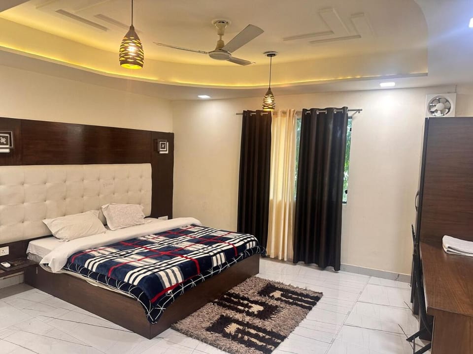 Taj Castle Homestay sutable for 17 Peoples Apartment in Agra