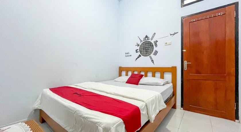 RedDoorz Syariah @ Home Ampana Guest House Ampana Kota Hotel in Indonesia