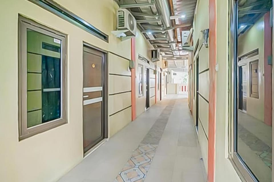 Ayna Syariah Mitra RedDoorz Indramayu Hotel in West Java