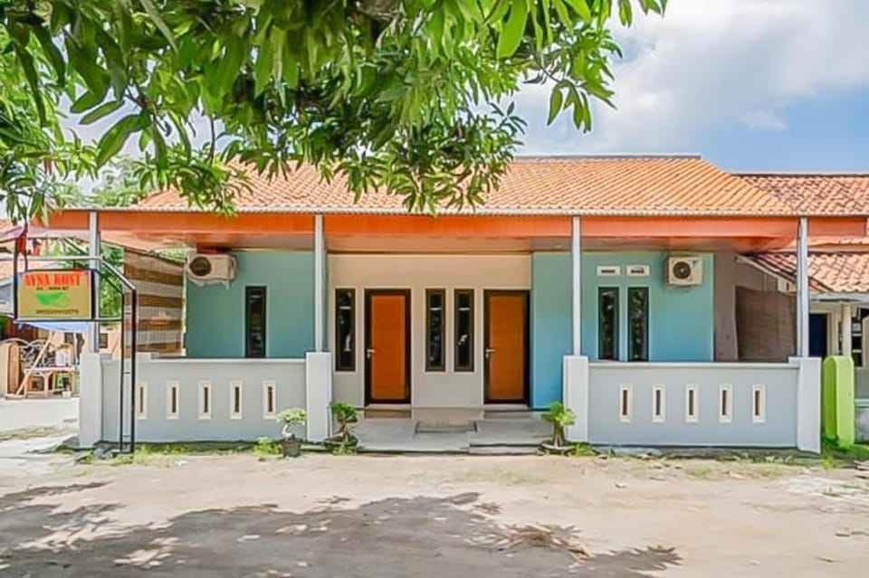 Ayna Syariah Mitra RedDoorz Indramayu Hotel in West Java