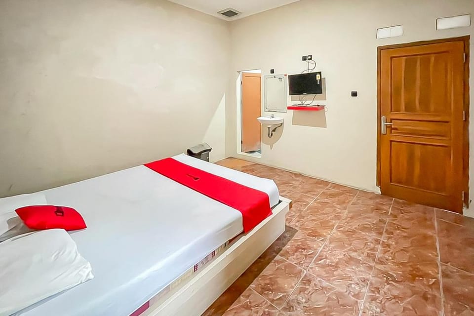 RedDoorz at Roma 88 Tomo Sumedang Hotel in West Java