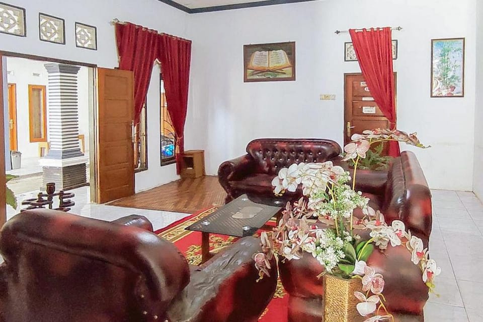 RedDoorz Syariah @ Penginapan Eby Padang Hotel in West Sumatra, Indonesia