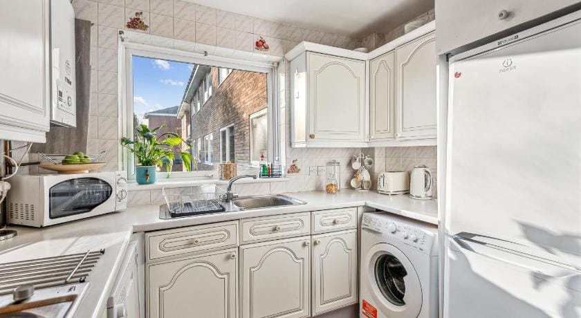 2-Bed spacious London Flat Apartment in Enfield