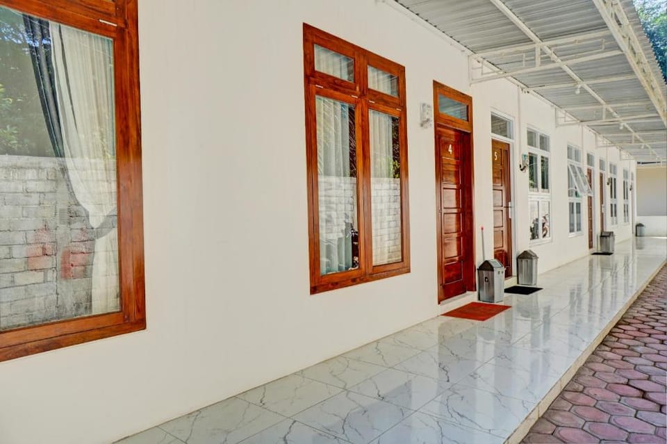 OYO Life 93185 Ayani Guest House Hotel in East Java