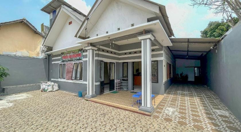 Hotel O Wisma Air Mancur Homestay Syariah Hotel in East Java