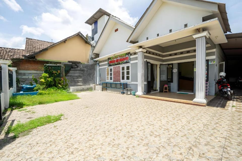 Hotel O Wisma Air Mancur Homestay Syariah Hotel in East Java
