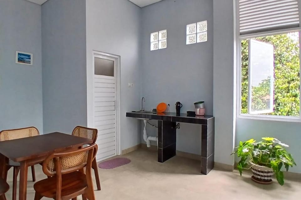 Priyanka Guesthouse Syariah Maguwo Mitra RedDoorz Hotel in Special Region of Yogyakarta