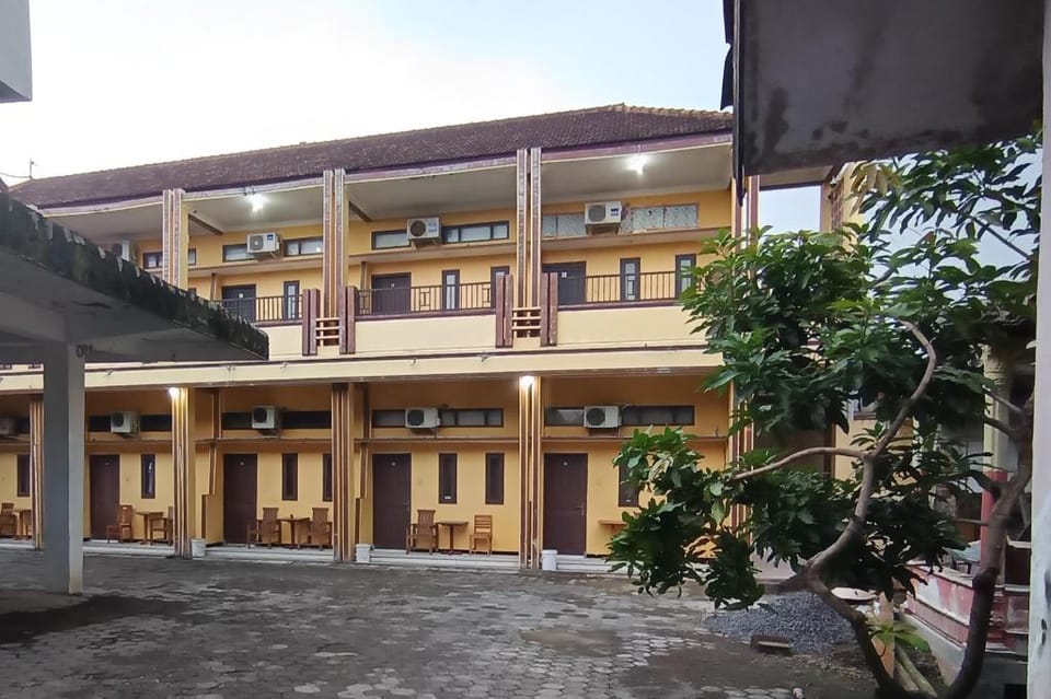 RedDoorz @ Ratu Homestay Syariah Near Lippo Mall Banyuwangi Motel in East Java
