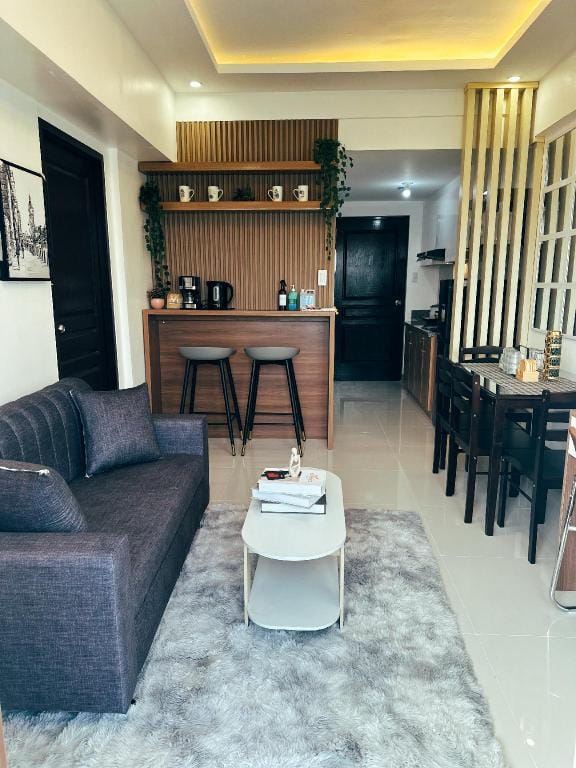 1BR Penthouse, Hi-speed Wifi w/ Balcony & Netflix Apartment in Calabarzon