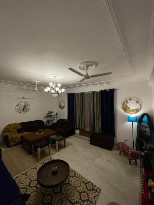 Sage Pvt BR w/KingBed/Living/Patio & Hall Apartment in New Delhi