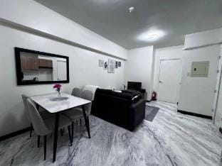 CozyCrib 2room w/balcony wifi pool mandaluyong Vacation rental in Mandaluyong