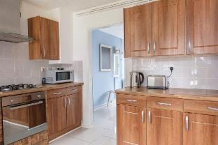 Dickens House Close 15min from Gatwick Vacation rental in Crawley