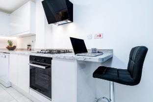 Borage House- Stylish and Spacious 3BR Vacation rental in Crawley
