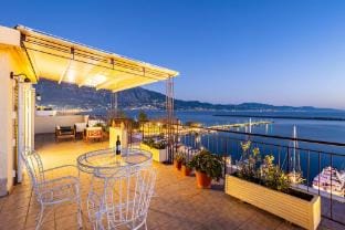 Beachfront Sunny Penthouse - Kalamata SeaBlisss Apartment in Messenia