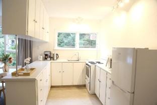 Skyline Haven: Views, Parking, Netflix & Espresso Vacation rental in Wellington