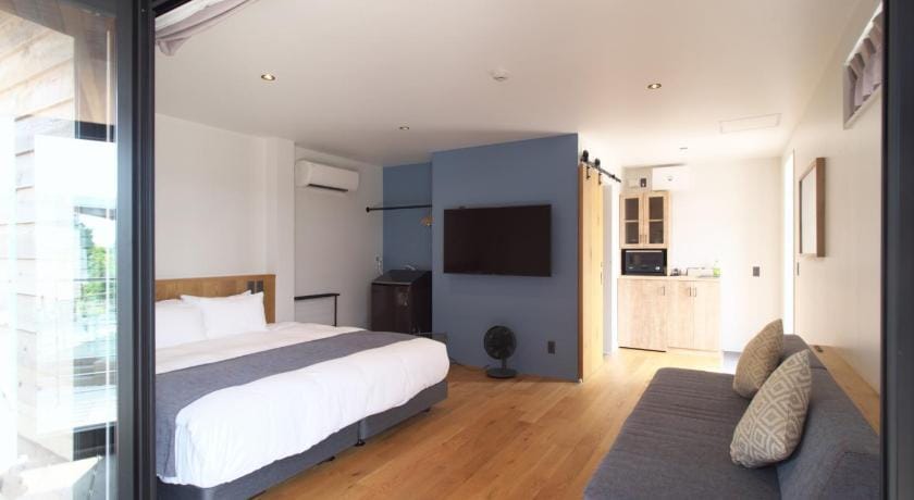 ＨＯＴＥＬ ＬＯＣＡＬ ＢＡＳＥ＜宮古島＞ Hotel in Okinawa Prefecture