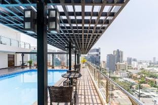Budget friendly unit with ROOFTOP SWIMMING POOL Apartment in Lapu-Lapu City