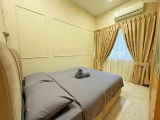 Cheap! New, 1-7 Pax @ PJ Town area, Easy Parking Vacation rental in Petaling Jaya