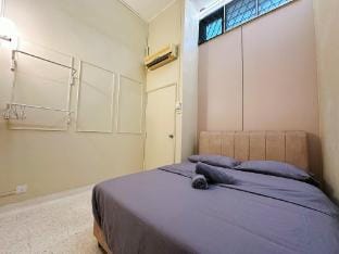 Cheap! New, 1-7 Pax @ PJ Town area, Easy Parking Vacation rental in Petaling Jaya