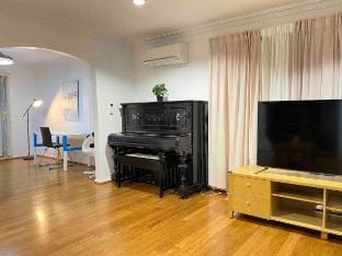 Hawker 4BR House (WiFi, Netflix, Parking） Vacation rental in Canberra
