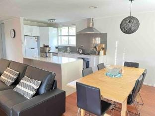 Page 3BR House （Air-Con, WiFi, Netflix, Parking） Vacation rental in Canberra