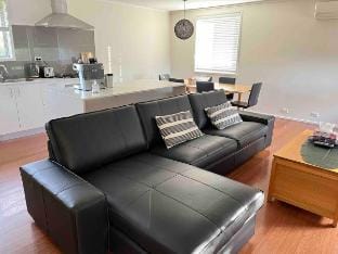 Page 3BR House （Air-Con, WiFi, Netflix, Parking） Vacation rental in Canberra