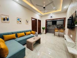 Home Escape 1BHK Elite Near Mahalaxmi Nagar Apartment in India
