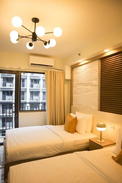 Contemporary Space at Shore 2, near MOA Apartment in Pasay