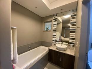 Cozy Haven @ The Tyrwhitt Apartment in Johannesburg