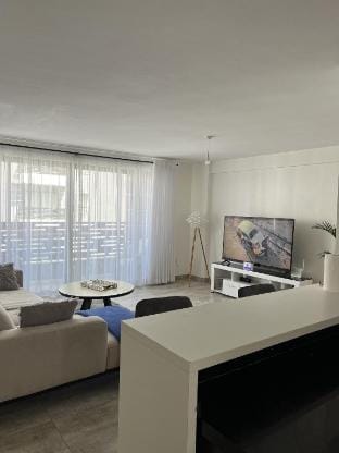 Elegant Private Room in a 3BR along Ngong Road. Apartment in Nairobi