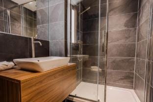Midori Suite 2BR City Views Apartment in Salford